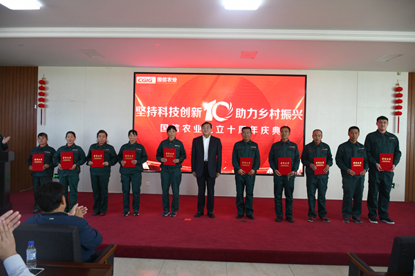 23.王岩董事长为功勋员工揭晓证书_副本.jpg 23.王岩董事长为功勋员工揭晓证书_副本.jpg