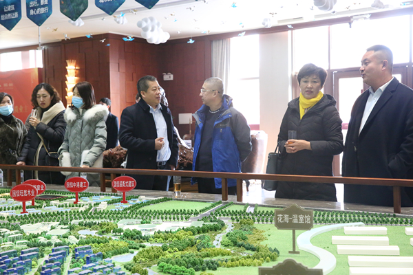 18.桑立涛总司理向考察团先容项目情形_副本.jpg