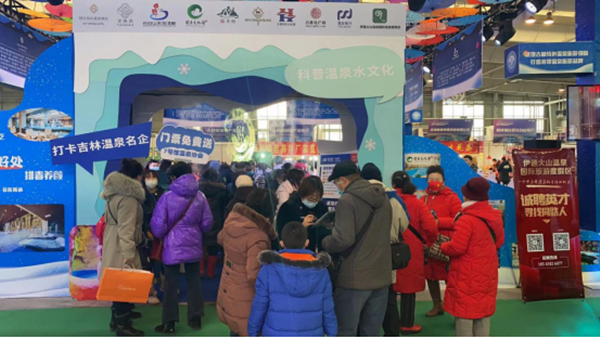 9.麻将胡了南山温泉旅馆展台前旅行游客众多_副本.png
