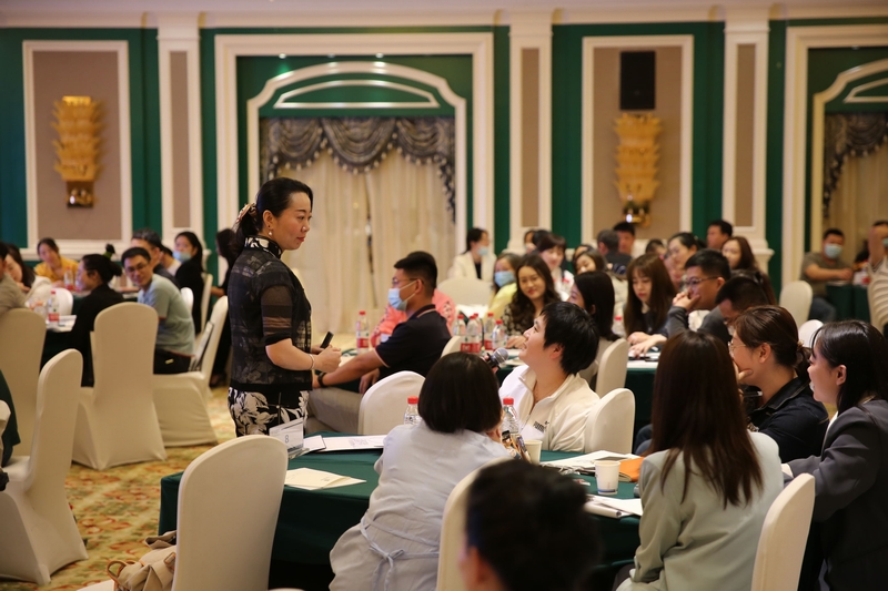 19.培训营内学员正在与先生互动交流.jpg 19.培训营内学员正在与先生互动交流.jpg