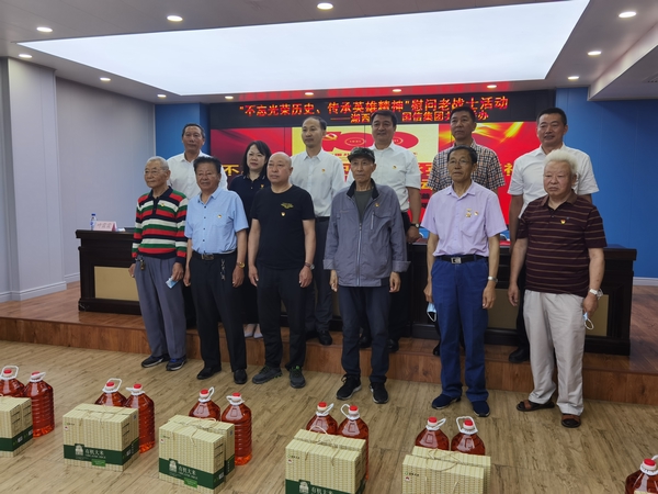 2.麻将胡了慈善基金会代表同老战士合影.jpg