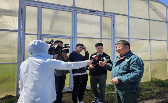纸刊:农业总公司副总司理侯正发接受《守望都会》采访_副本.jpg 纸刊:农业总公司副总司理侯正发接受《守望都会》采访_副本.jpg