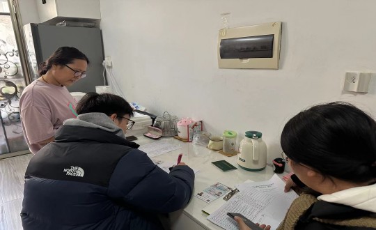 22.康健工业集团居家事业部事情职员上门先容“长护险”效劳_副本.jpg