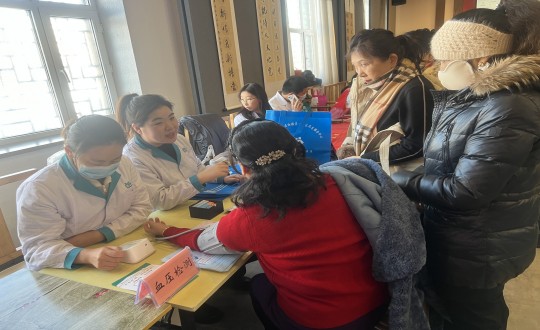 23.医疗公司与天宝社区团结举行义诊运动_副本.jpg