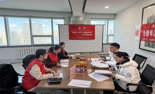 11.长春市民政局到康健工业集团居家效劳事业部居家养老单位踏查_副本.jpg