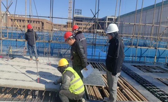 6.装配式总公司手艺员在惠泽高中工地现场核查叠合板尺寸与点位误差问题_副本.jpg