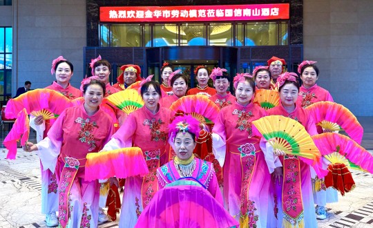17.旅馆公司组织策划秧歌迎宾仪式_副本.jpg