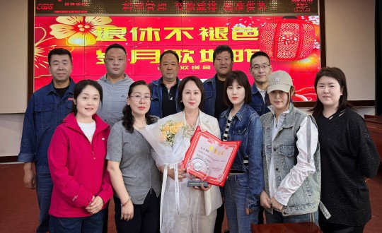 8.供热总公司新城分公司为客服员张雷举行退休仪式_副本.jpg