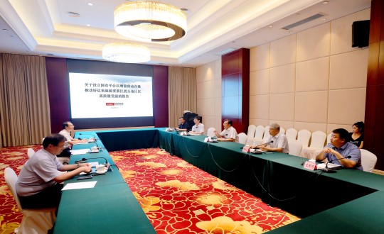 2.荣成市委市政府向导听取王岩董事长汇报事情_副本.jpg