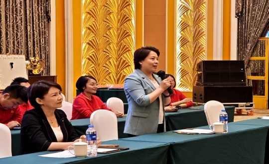 15.李琼华总司理在旅馆公司秋季意见意义运动会上讲话_副本.jpg