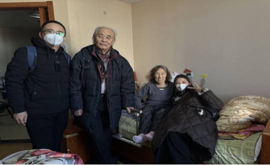 10.康健工业集团居家效劳事业部同事与吴奶奶合影留念_副本.jpg 10.康健工业集团居家效劳事业部同事与吴奶奶合影留念_副本.jpg
