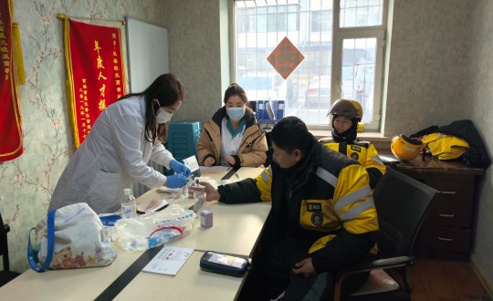 13.医疗公司为美团快递小哥举行免费血压丈量和乙肝两对半检测效劳_副本.jpg 13.医疗公司为美团快递小哥举行免费血压丈量和乙肝两对半检测效劳_副本.jpg