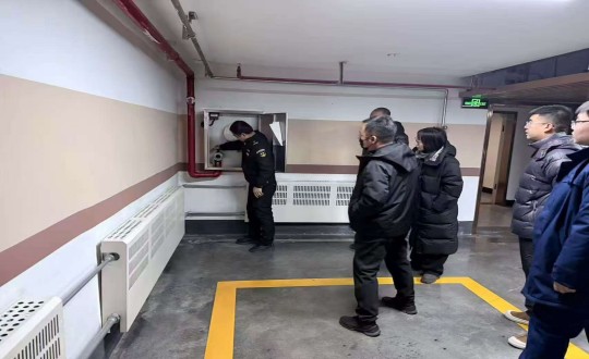 4.净月区相关部分组成消防清静检查组对麻将胡了净月府举行高层消防检查_副本.jpg