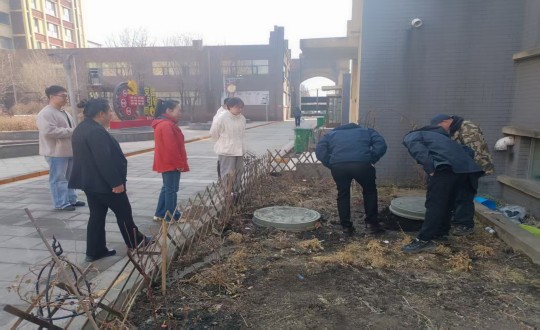 3.敦化市房产局物业办主任楚肖莹向导团队实地勘探下水主管道问题现场_副本.jpg