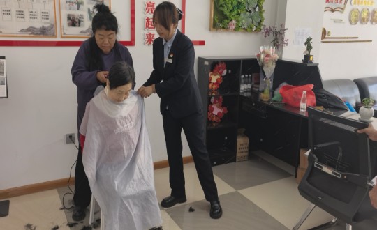 8.免费爱心义剪运动_副本.jpg